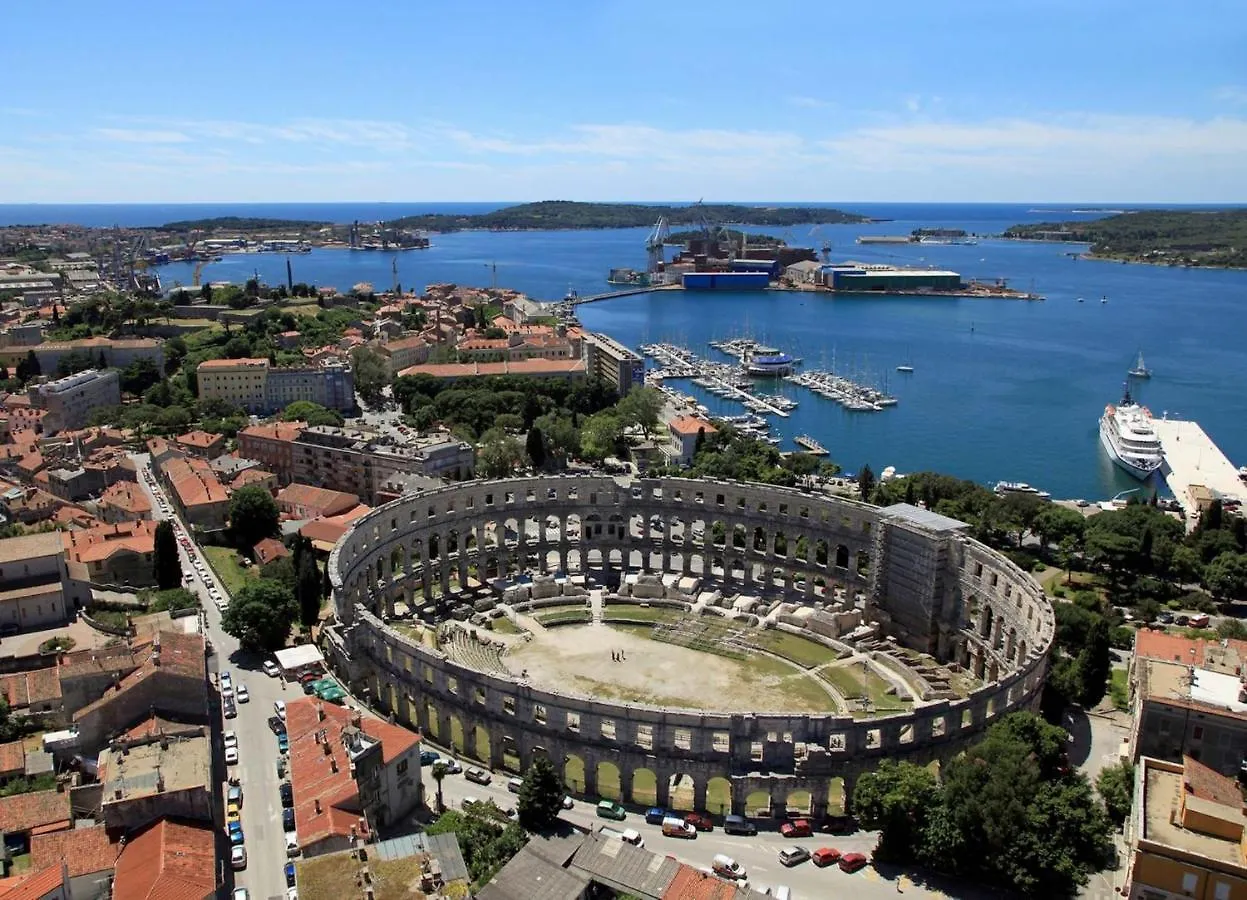 Apartments With A Parking Space Pula - 7681