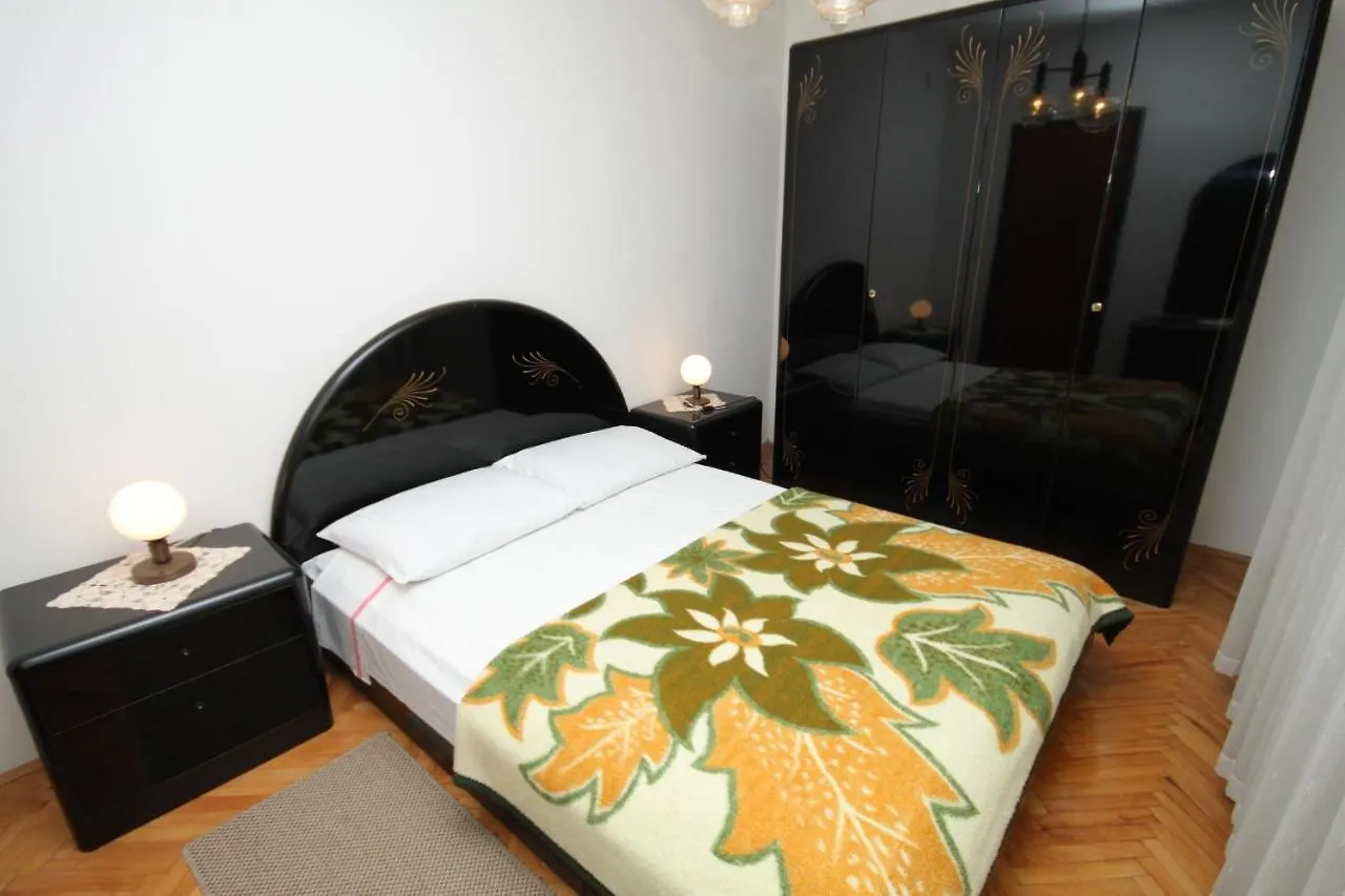 Apartments With A Parking Space Pula - 7681 Hırvatistan